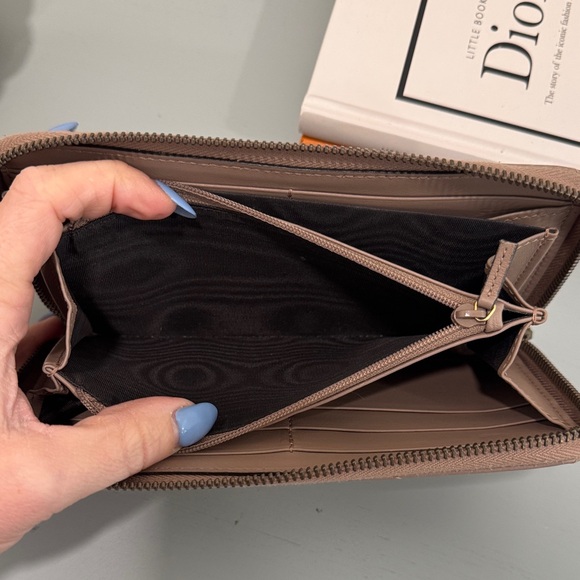 Gucci Beige Marmont Wallet with Gold Logo - Picture 6 of 6